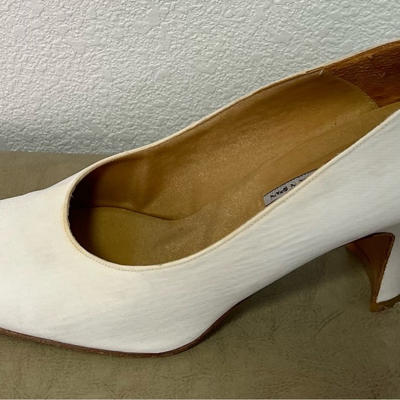 An 8.5B used pair of Hype Made in Spain Square Toe Block Heel White Leather Pump - Picture 5 of 16